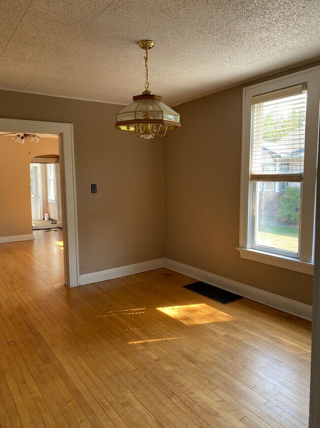 Building Photo - 316 4th Ave SW