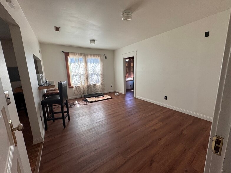 Living Room - 5905 N Lombard St
