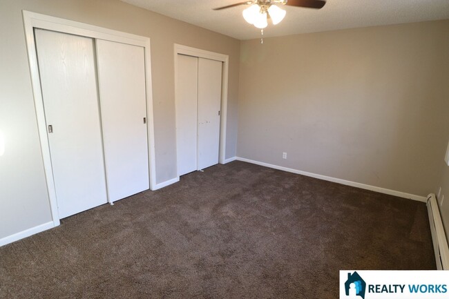 Building Photo - Charming 4-Bed 2.5-Bath Townhome