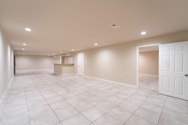 Building Photo - 5 BD 3 BA Oxon Hill, MD home is ideal for ...