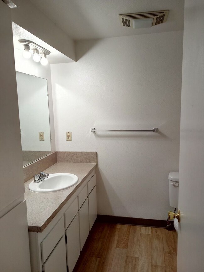 Building Photo - 2 BEDROOM 1 BATH Located next to Chemeketa...