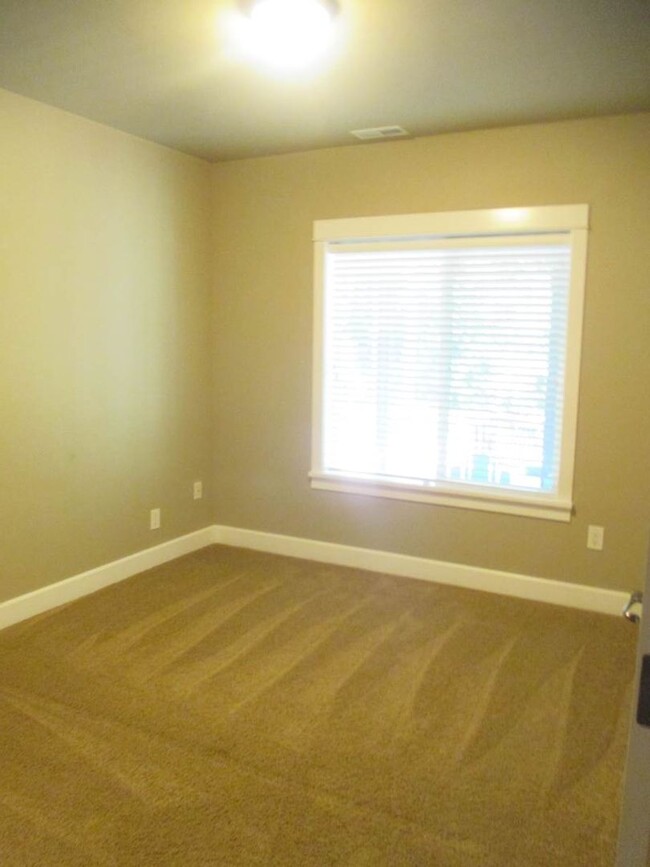 Building Photo - Lovely 3 Bedroom 2 bathroom lower level un...