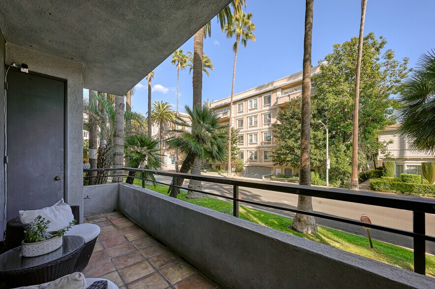 Building Photo - 121 S Palm Dr