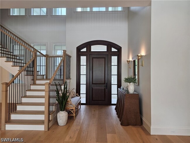 Building Photo - 637 Palm Cir W