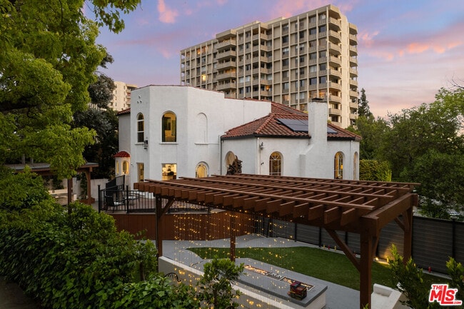 Building Photo - 2240 Hillhurst Ave
