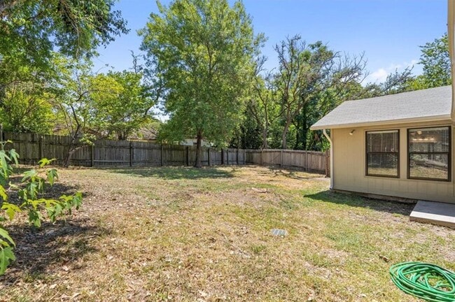 Building Photo - 914 Hillside Oaks Dr