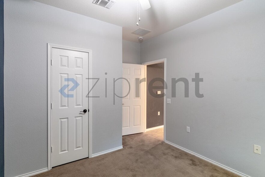 Building Photo - Unit