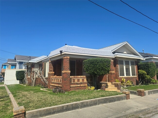 Building Photo - 3828 Ave S