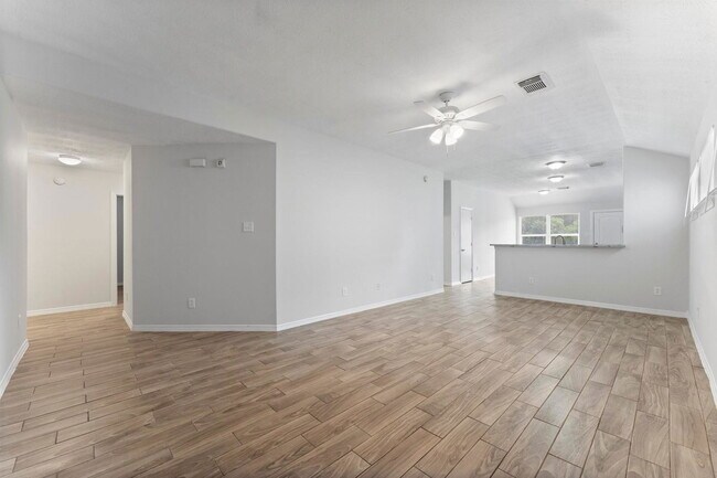 Building Photo - 5041 Willow Point Dr