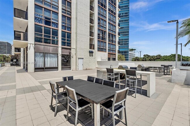 Building Photo - 600 NE 36th St