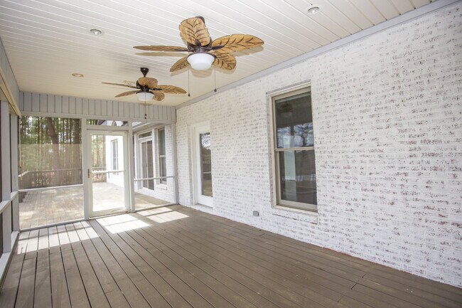 Building Photo - "Modern 3-Bedroom Home with 3 Full Bathroo...