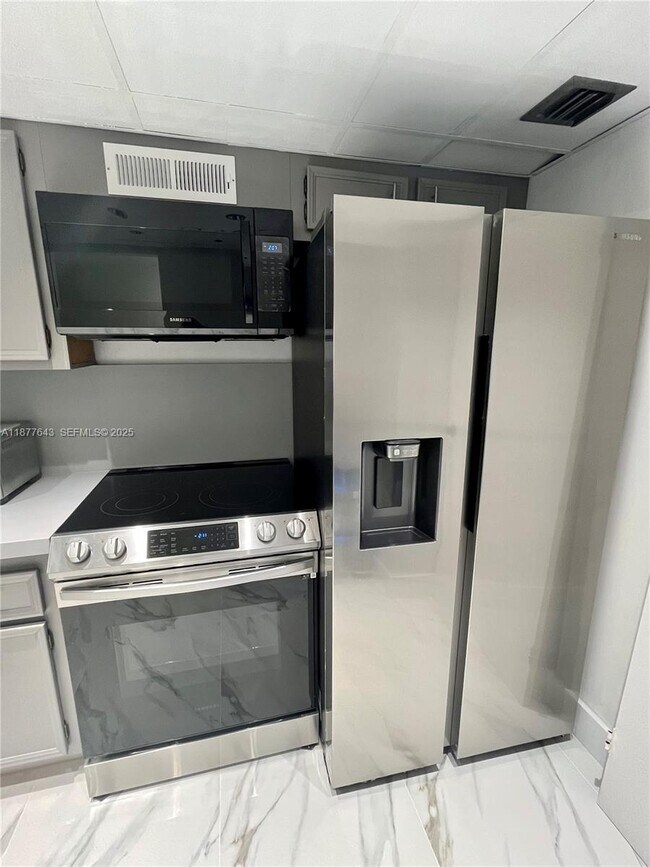 Building Photo - 555 NE 15th St