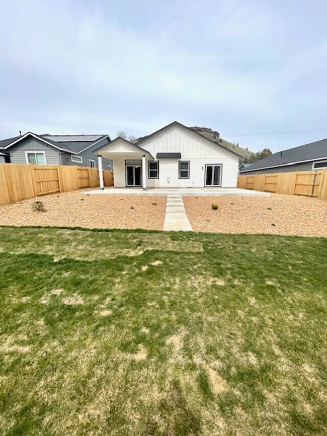 Building Photo - Beautiful like new 3 bedroom Hayden home in Prineville!