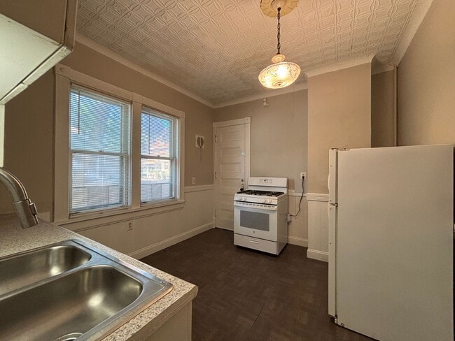 Building Photo - 626 University Ave