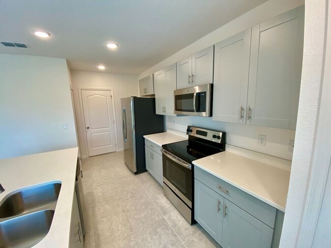 Building Photo - Beautiful Home for rent in Poinciana - 4 bed 2.5 bath plus large bonus room