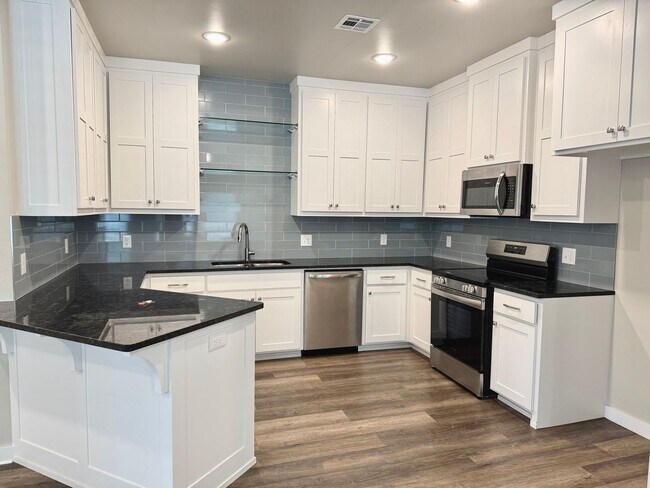 Building Photo - Large 2 Bed, 2 Bath in Beautiful Well-Main...