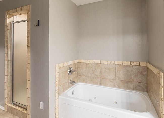 Building Photo - 808 Canyon Dr