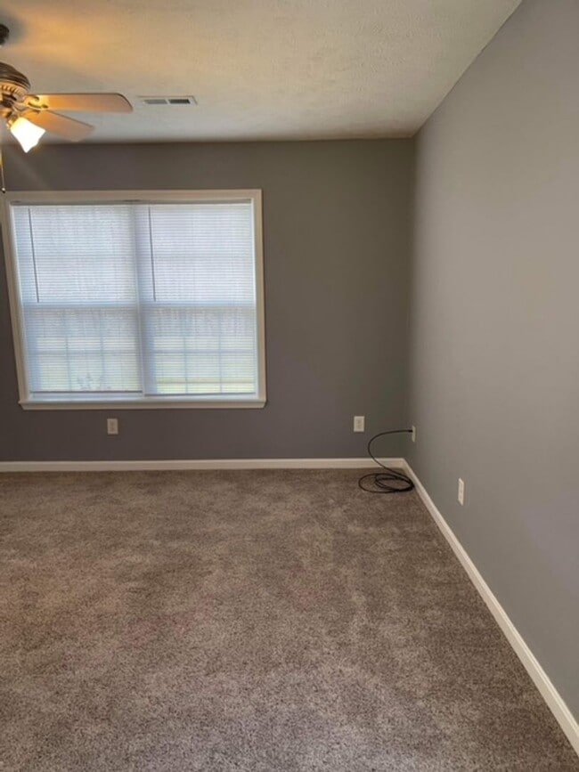 Building Photo - Beautiful 3 Bed, 2 Bath Home, Convenient Location, Close to Fort Knox