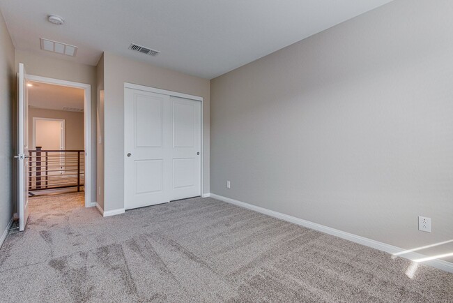 Building Photo - Single family home in ideal Summerlin location with open great room style kitchen and living area.