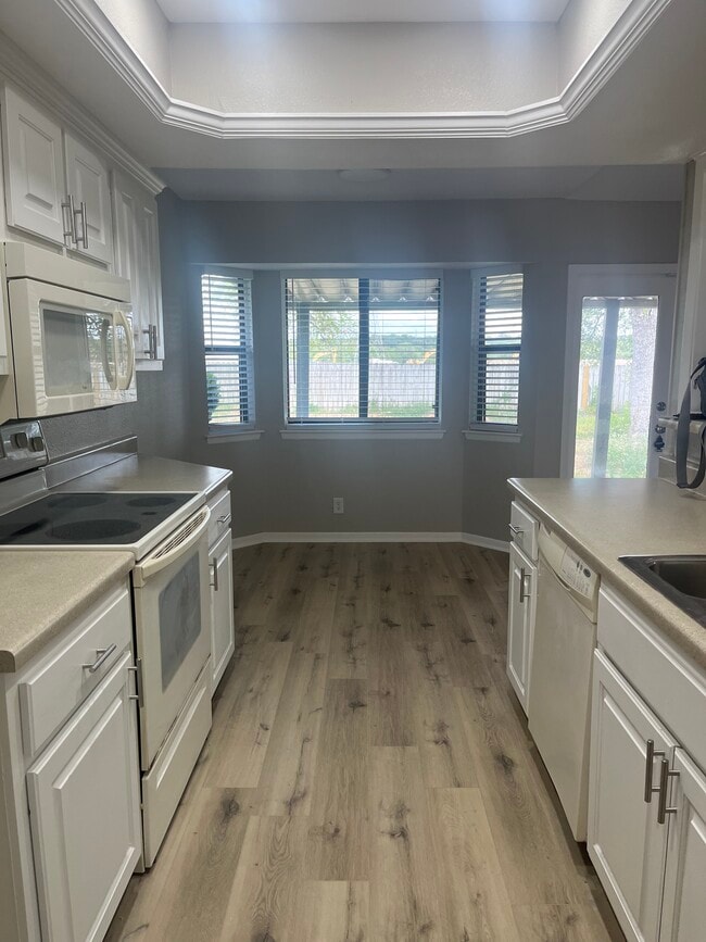 Building Photo - 4023 Briar Hollow St