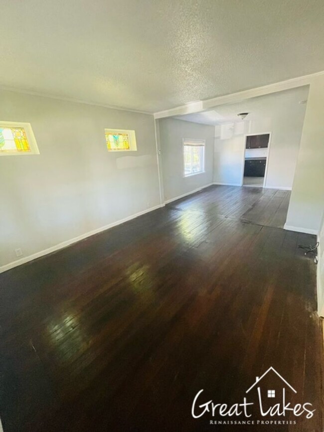 Building Photo - $200 OFF FIRST MONTH'S RENT - Beautiful 3 ...