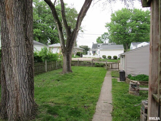 Building Photo - 1126 W Lombard St