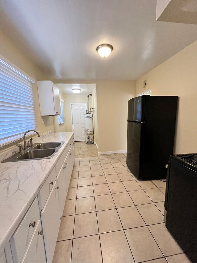 Building Photo - LARGE DOWNSTAIRS ONE BEDROOM ONE BATH!