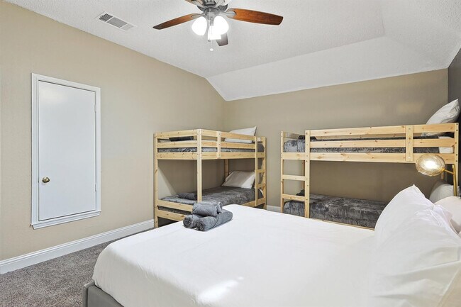 Building Photo - 967 Grand Central Pkwy