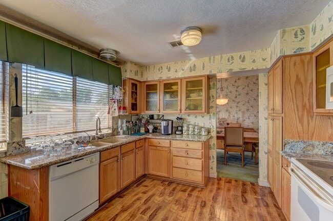 Building Photo - Discover this 4-bedroom, 2.5-bath historic beauty in the heart of Spring Valley, where Old Vegas ...