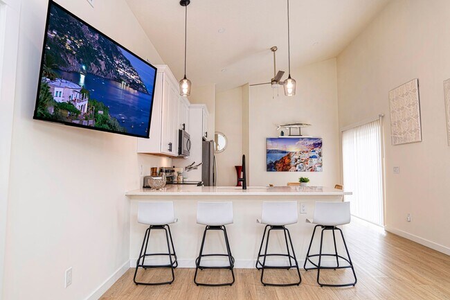 Building Photo - Spacious Fully Furnished 3BR/3BA home in a...