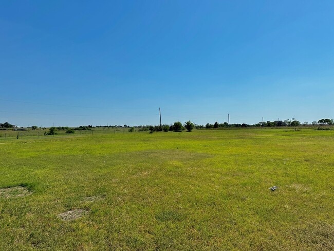 Building Photo - Barndominium in the Country!