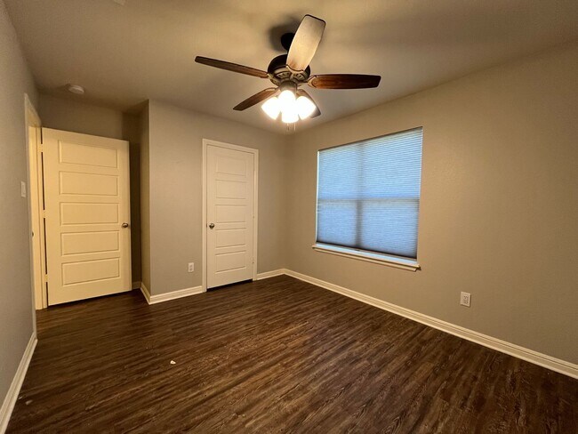 Building Photo - 5429 Meadow Ridge Dr