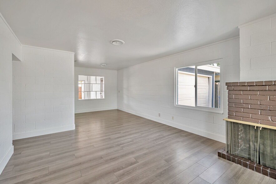 Building Photo - 5400 Valletta Way