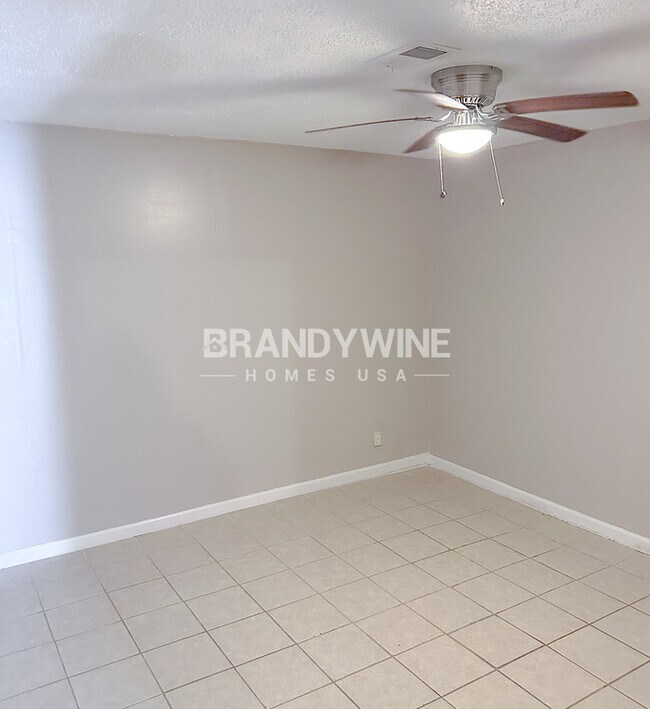 Building Photo - One month FREE RENT!