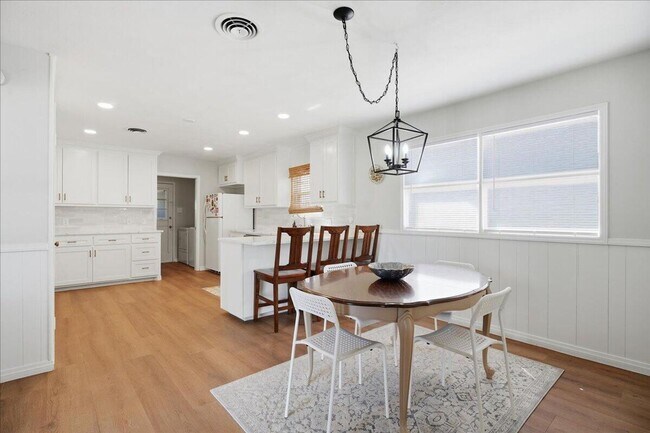 Building Photo - Charming one-of-a-kind 4 Bedroom Home
