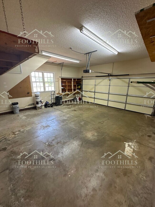 Building Photo - Stylish and Spacious 4-Bed Home with Scree...