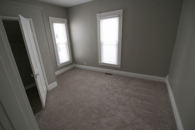 Building Photo - 3 bed 2 bath Campus Rental