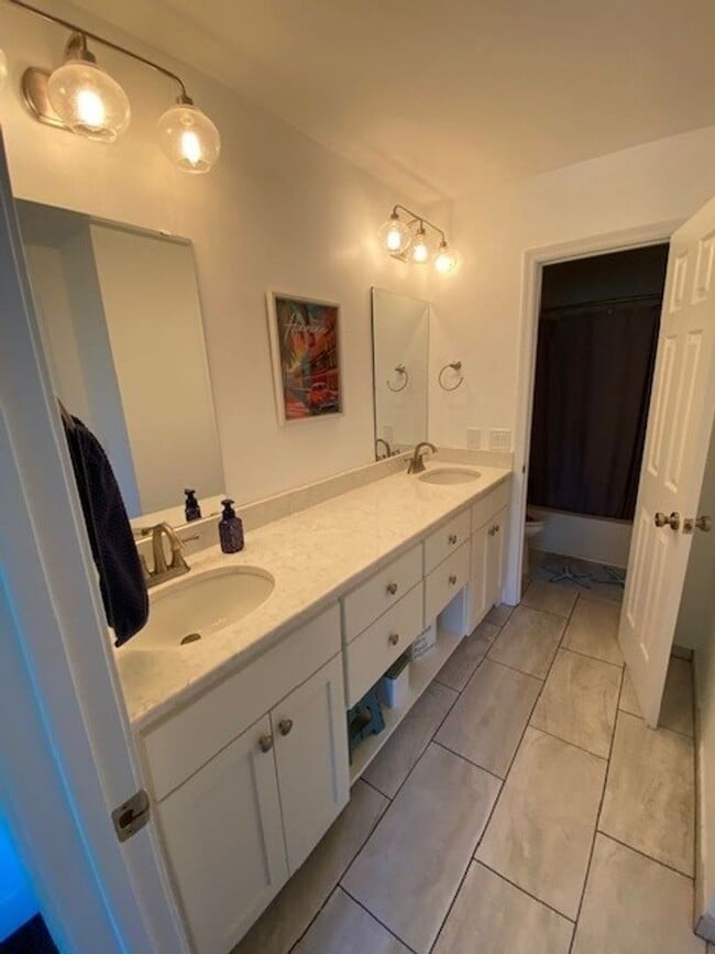 Building Photo - Welcome to this stunning fully furnished 4...