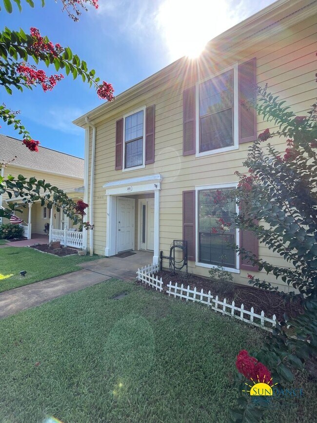 Building Photo - Stunning 3 Bedroom Townhome in Shalimar!