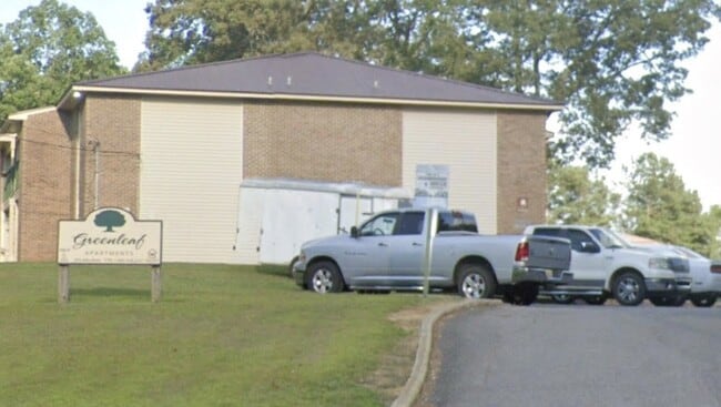 Building Photo - 2403 Greenleaf Dr
