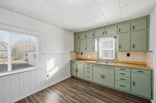 Building Photo - 410 D St