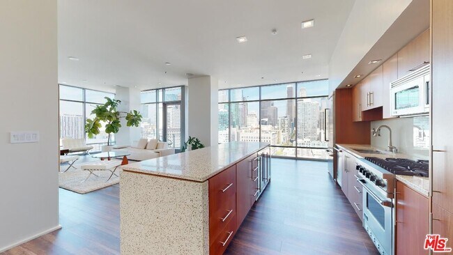 Building Photo - 1100 S Hope St