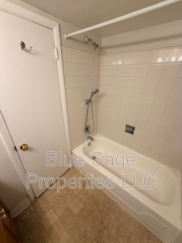 Building Photo - 768 Putnam Blvd