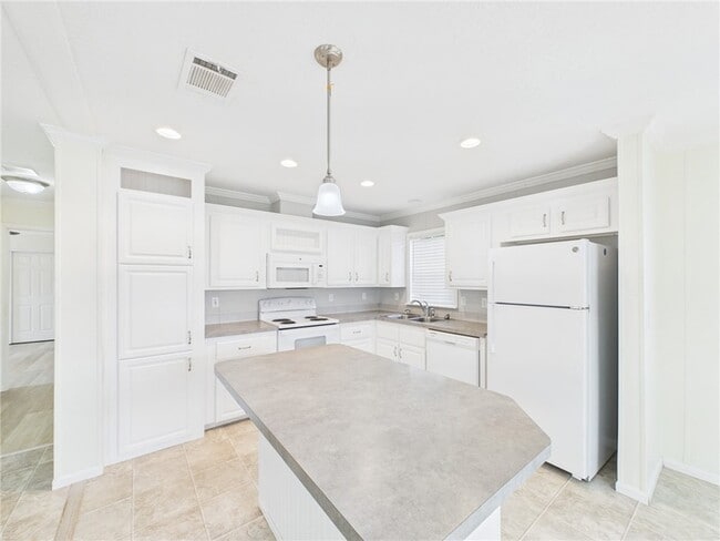 Building Photo - 310 Pineapple St