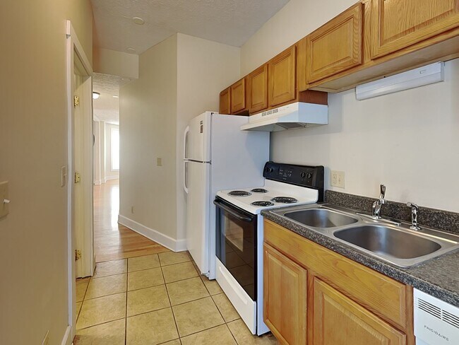 Building Photo - 1394 1/2 Indianola Ave