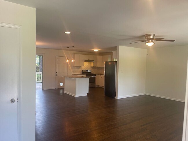 Building Photo - 665 Aline Dr NW