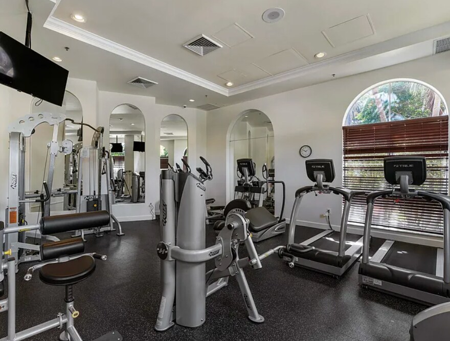 Building Photo - 616 Clearwater Park Rd
