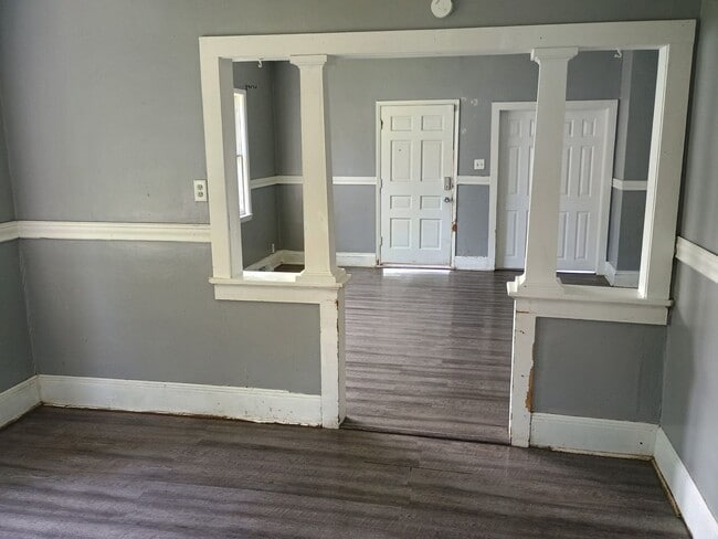 Building Photo - 2 Bedroom 1 Bathroom House