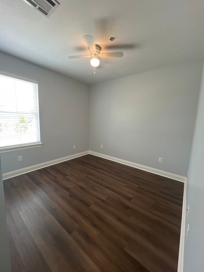 Building Photo - 2 bedroom 1 bath apartment for lease