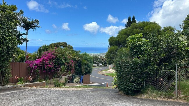 Building Photo - Available NOW - Newly Renovated Studio with 1 Bath & Washer/Dryer in Maunalani Heights!